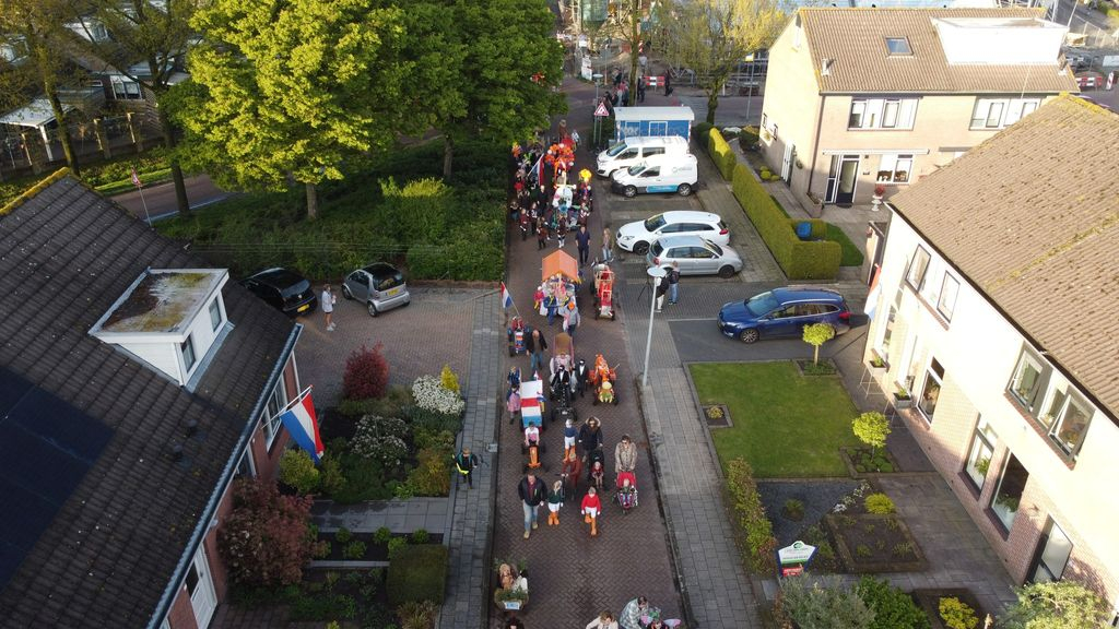 Foto: Optocht 5 mei in Oosterwolde