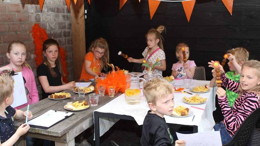 Foto: Oranjelunch in Hattemerbroek