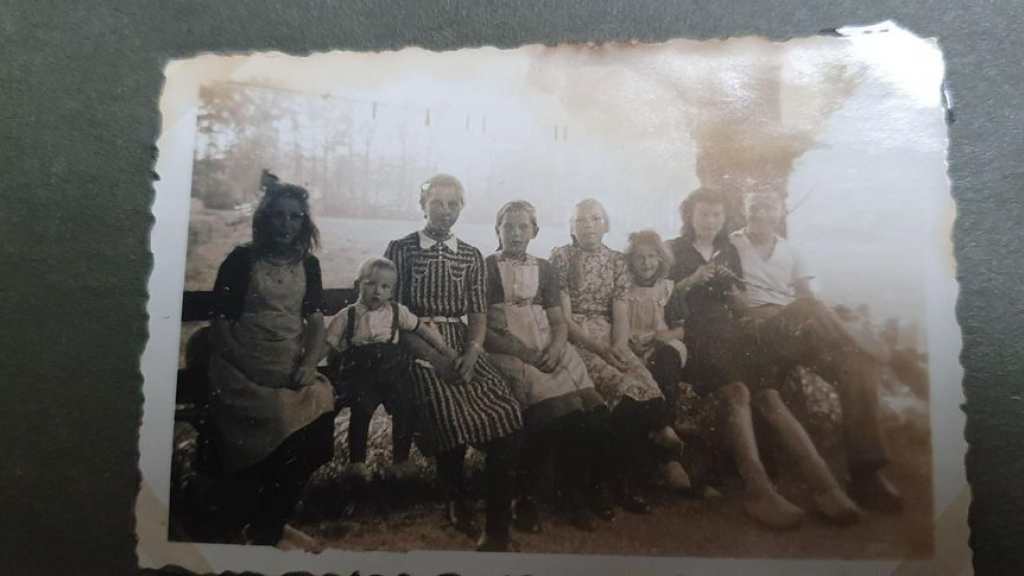 Foto: Ada Brouwer is op zoek naar een familie uit Oosterwolde