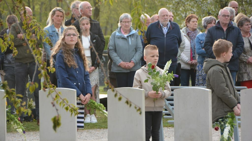 Foto: Veel belangstelling bij Dodenherdenking in Oldebroek