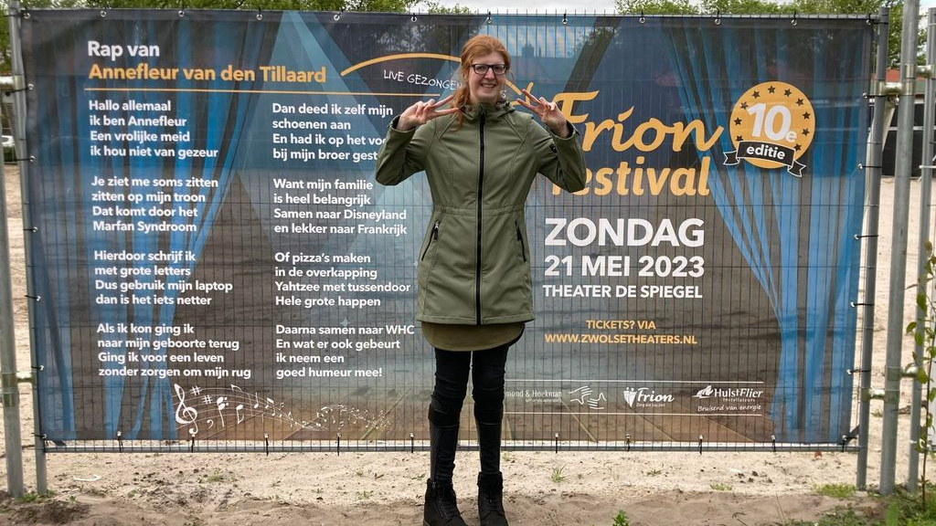 Foto: Annefleur uit Wezep rapt tijdens Frion Festival in Zwolle