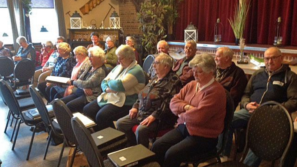 Foto: Seniorenkoor de Lofzang zingt in de Samenhof