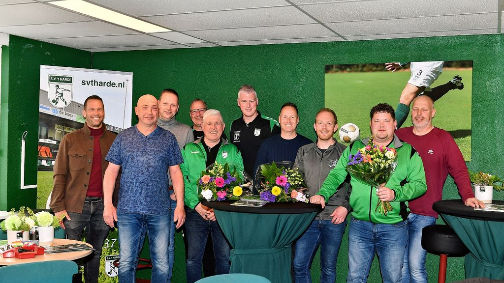 Foto: Staf 1e en 2e elftal S.V. 't Harde definitief rond
