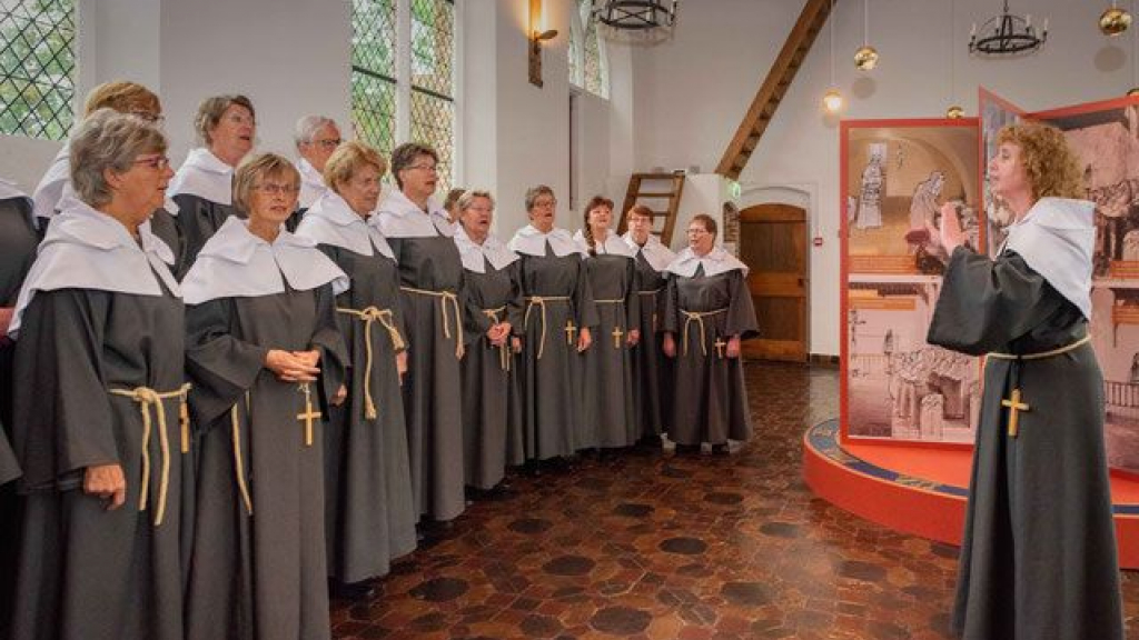 Foto: Susterenkoor ”St.Agnes” zingt tijdens Vestingval 2023