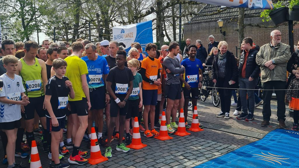 Foto: Lopen door kinderen, vóór kinderen tijdens de 52e editie van de Wallenloop in Elburg