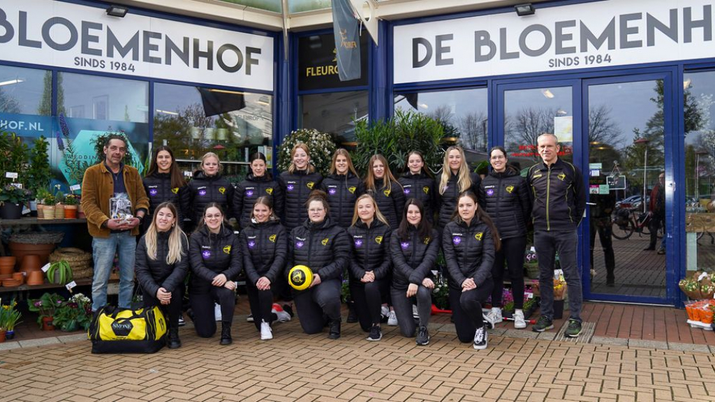 Foto: De Bloemenhof Elburg sponsort presentatiejassen VSCO’61-Vrouwen 1