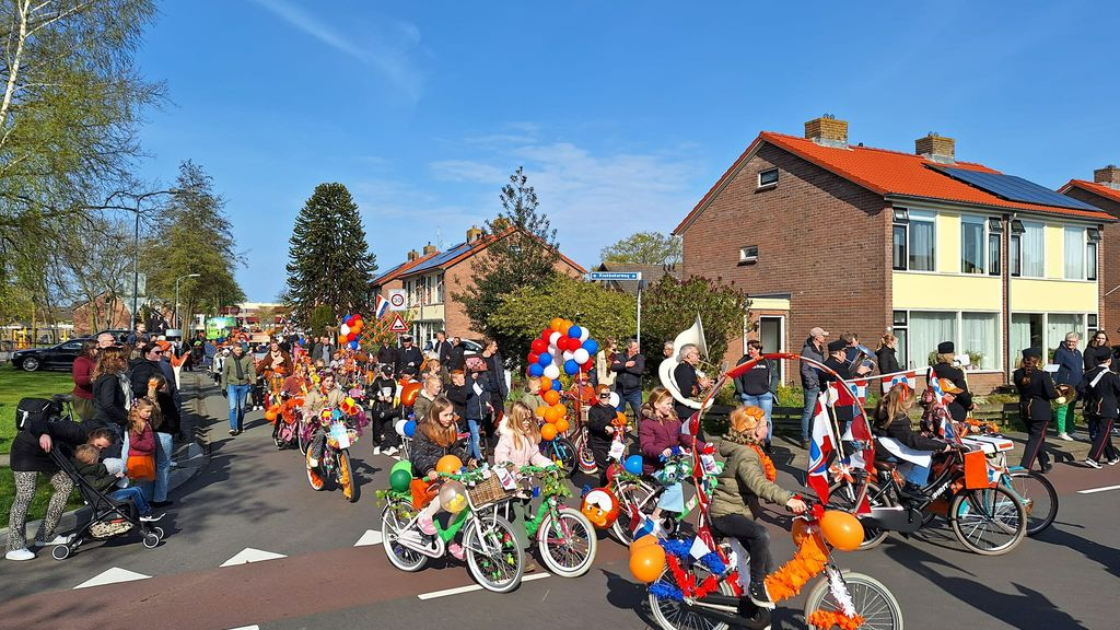 Foto: Optocht Koningsdag in Oostendorp