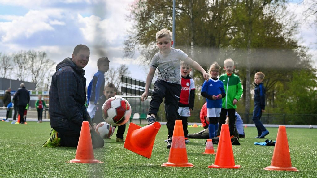 Foto: Succesvolle voetbal 3-daagse S.V. ’t Harde afgesloten met prijsuitreiking Thomas van den Belt