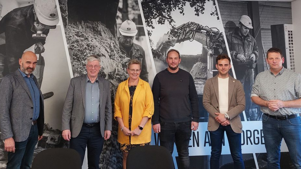 Foto: College van B&W op werkbezoek bij Scheffer Beton en Sloopwerken