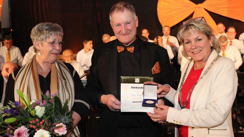 Foto: Geurt Souman, oprichter en dirigent van mannenkoor Ailanthus, ontvangt Oldebroeker Erepenning