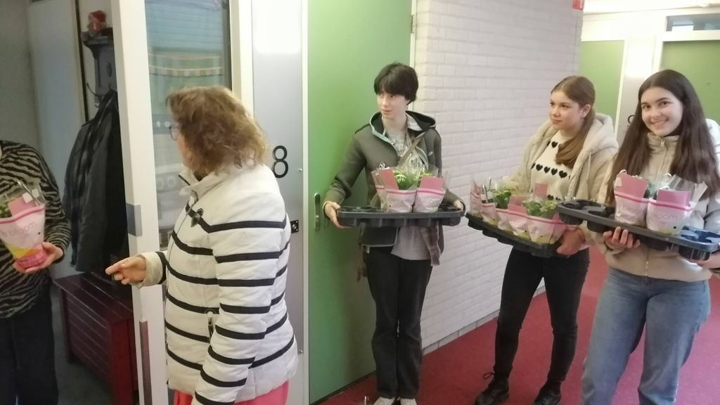 Foto: Bloemengroet in Feithenhof door NPV afdeling Elburg