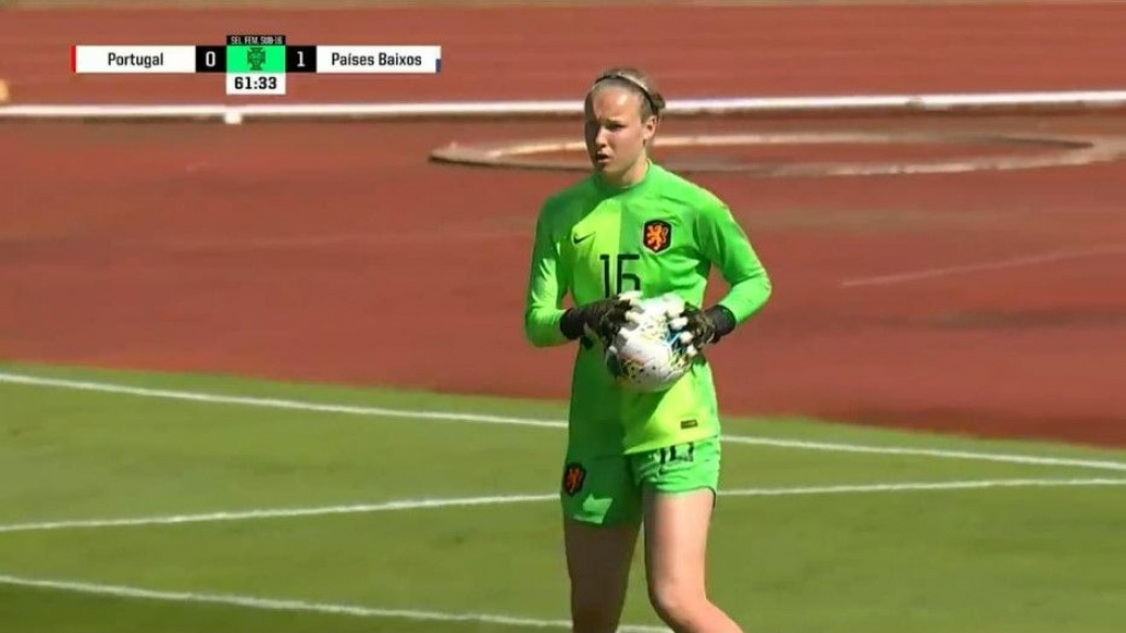 Foto: Melissa van der Wolde in actie voor het Nederlands elftal onder 16 jaar