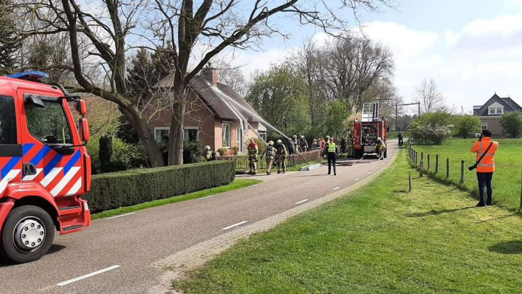 Foto: Rieten kap woonboerderij vat vlam