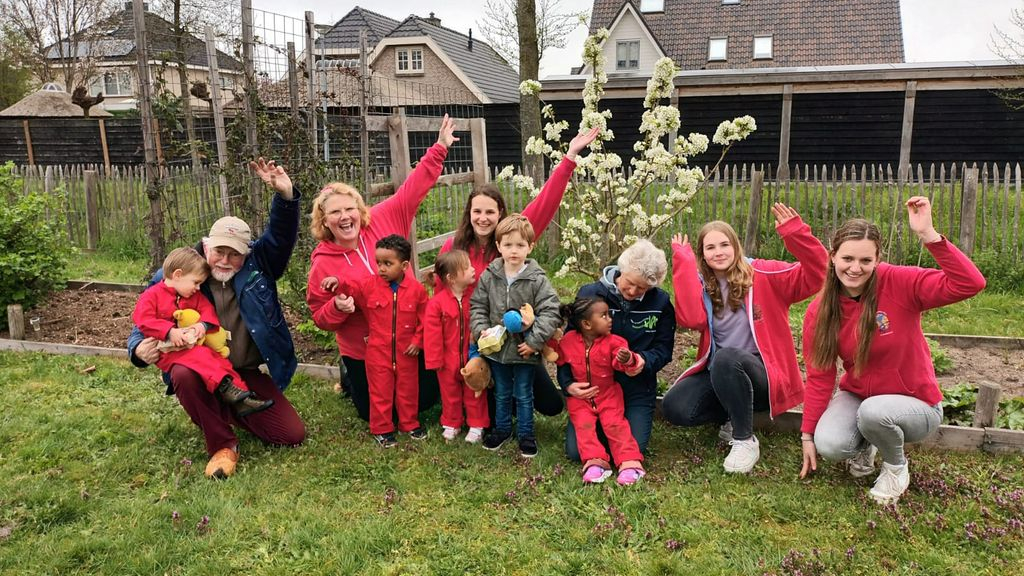Foto: Peuters van De Wereldkinderen en BijdeHandjes bezoeken de Wijktuin Wezep Noord