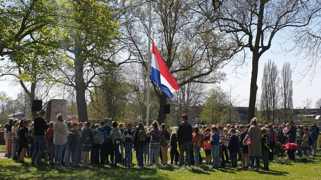 Foto: Herdenkingsplechtigheid basisscholen bij oorlogs- en verzetsmonumenten