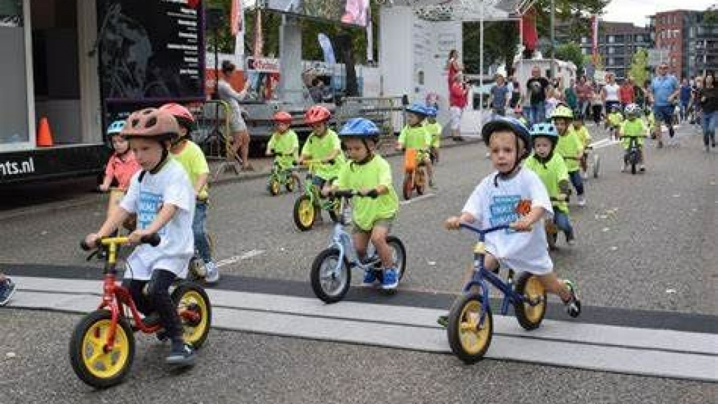 Foto: Loopfietsrace op Koningsdag in Oosterwolde