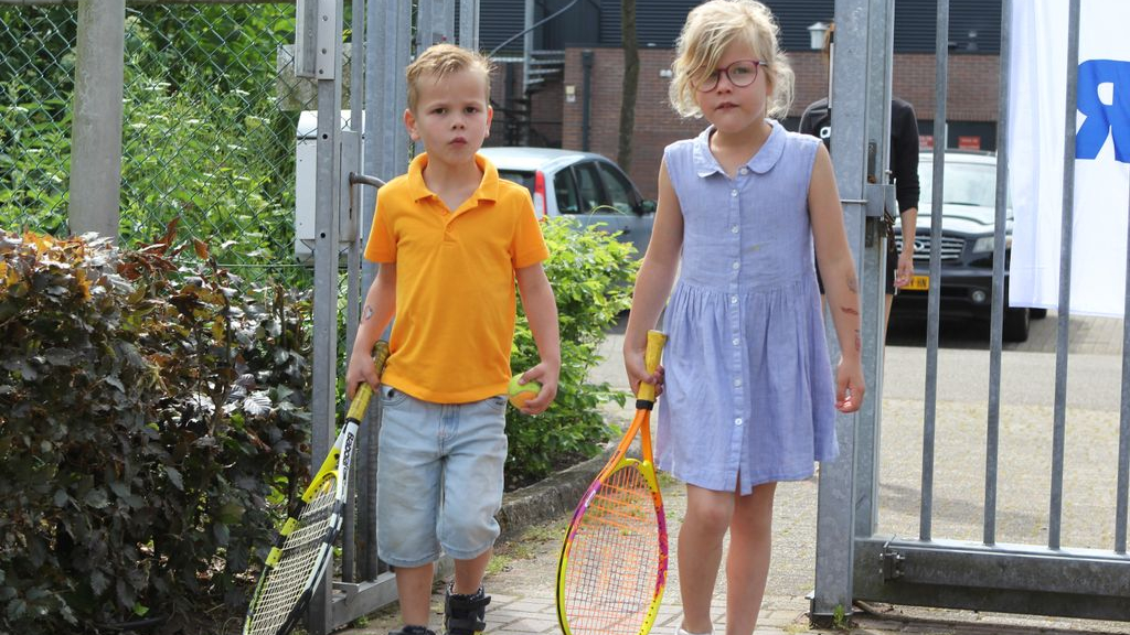 Foto: Steeds meer jeugd ontdekt het plezier van tennis en padel bij WTP