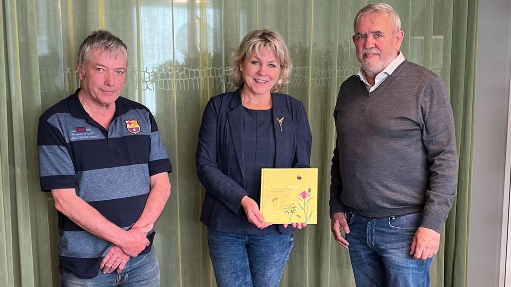 Foto: Jubileumboek van imkersvereniging Wezep – Hattem – Oldebroek