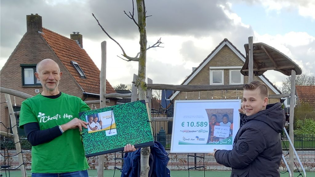 Foto: Scholieren schaatsen meer dan € 10.000 bij elkaar voor aidswezen
