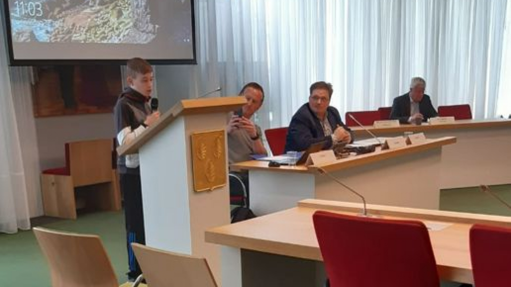 Foto: Groep 7/8 Nassauschool houdt jeugdraadsvergadering in gemeentehuis Oldebroek