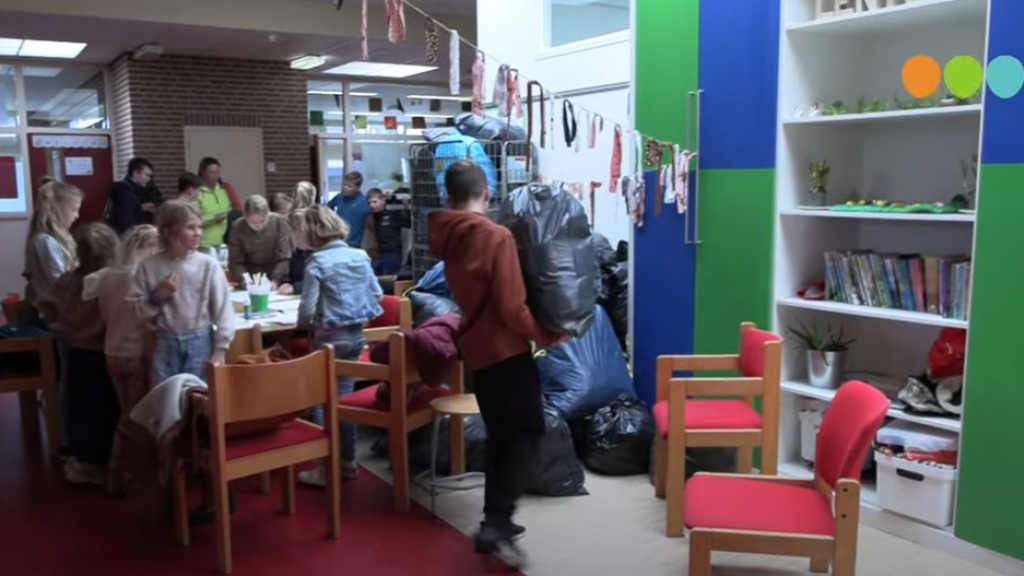 Foto: Leerlingen van CNS De Wegwijzer in Oosterwolde doen fanatiek mee aan de textielrace 2023