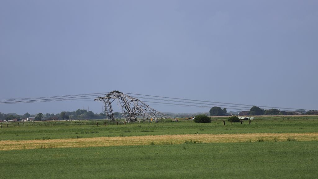 Foto: Hoogspanningsmasten omgewaaid tijdens storm in Oosterwolde, kabels vallen op boerderij
