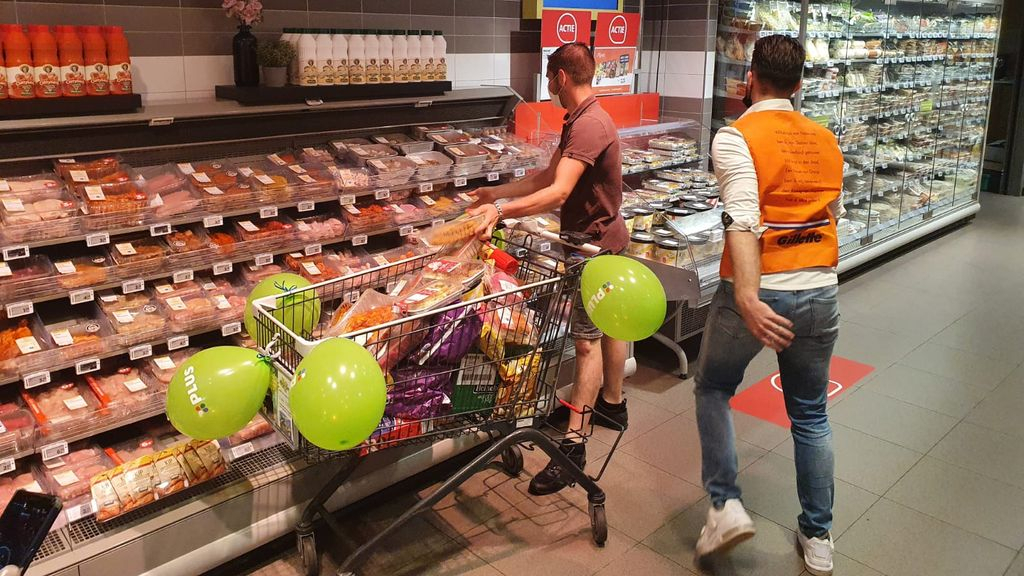 Foto: Zoon mag 1 minuut gratis winkelen voor zijn moeder