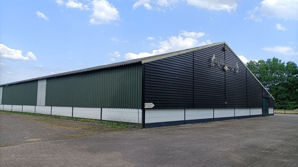 Foto: Zonnepanelen op dak van manege in Hulshorst