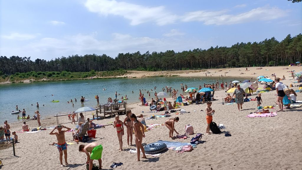 Foto: Mensen zoeken verkoeling aan de Zandenplas