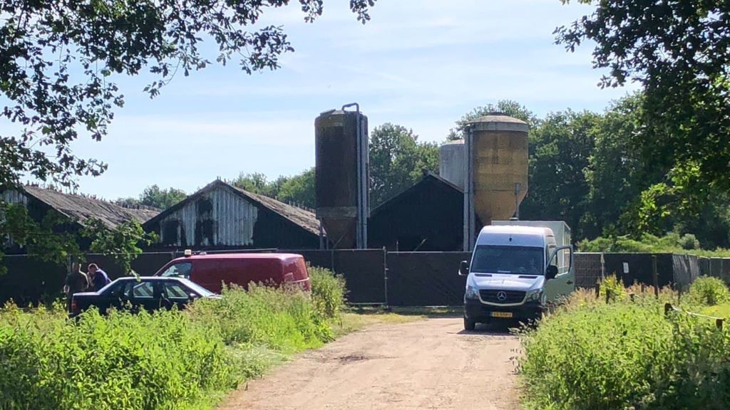 Foto: Oorzaak verwoestende stalbrand in Elspeet nog niet bekend, brandweer blust na