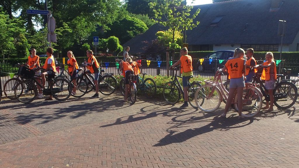 Foto: Leerlingen in Elspeet doen praktisch verkeersexamen
