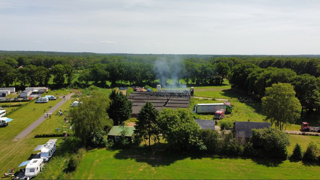 Foto: Honderden kalveren dood bij stalbrand in Elspeet, drie schuren volledig verwoest