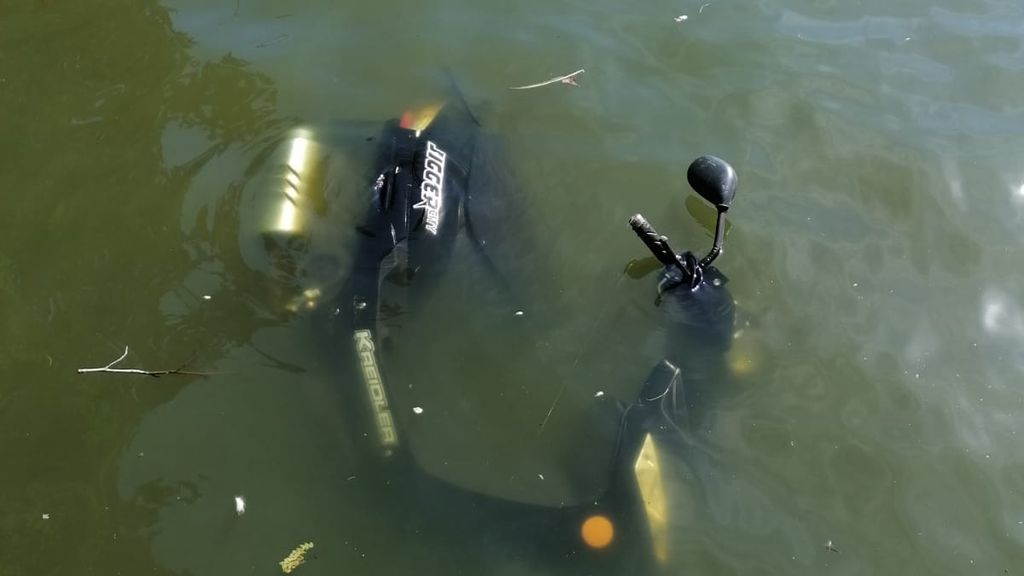Foto: Boa’s vissen scooter uit de vijver van het Oranjepark