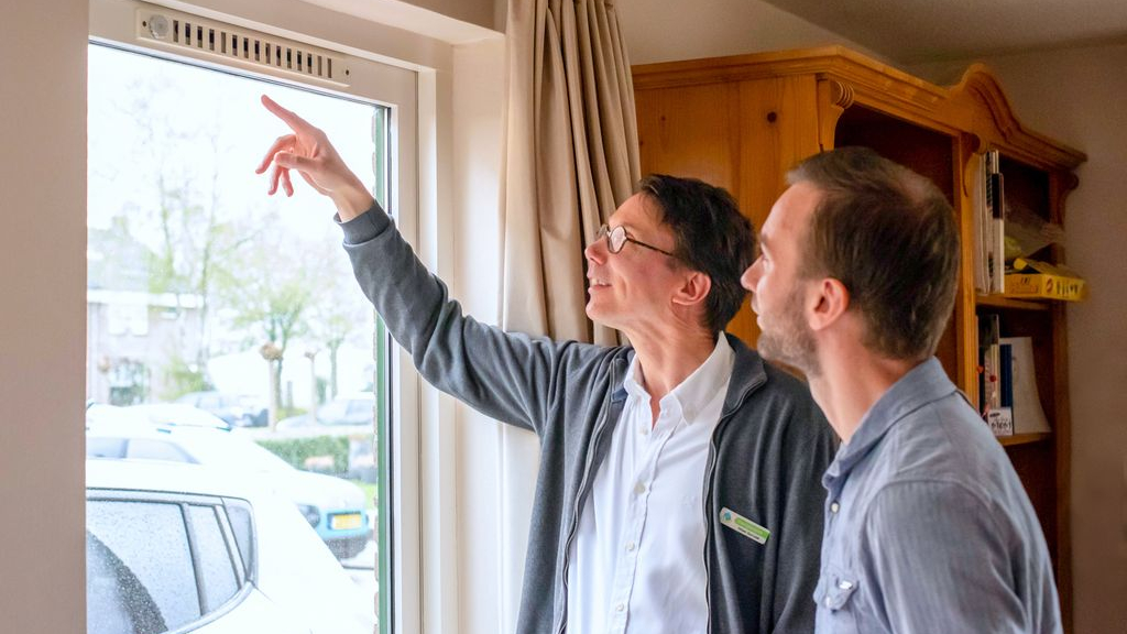Foto: Energiemaatje helpt inwoners gemeente Elburg die minder te besteden hebben met energiebesparing
