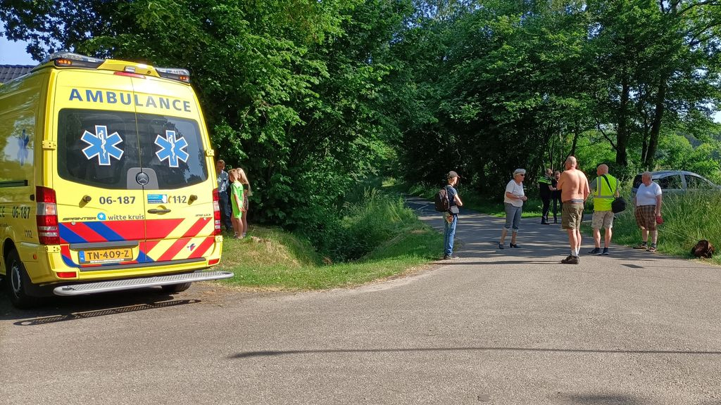 Foto: Ongeluk auto en fietser in Doornspijk