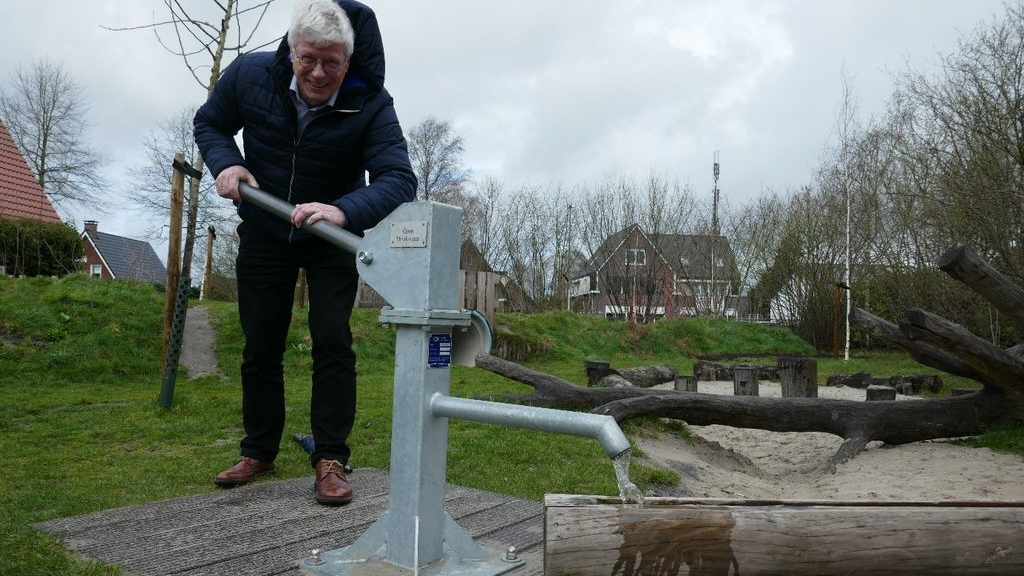 Foto: Wethouder Ben Engberts bezoekt gerenoveerde, groene speelplekken