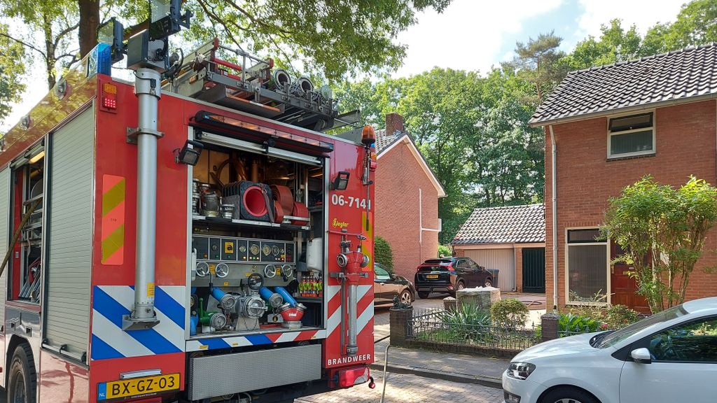 Foto: Container en schuur vatten vlam bij woning