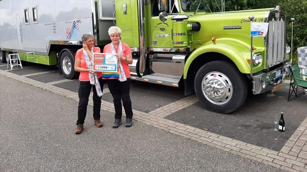 Foto: Twee vriendinnen uit Epe halen bijna 13.000 euro op met hun wandeltocht