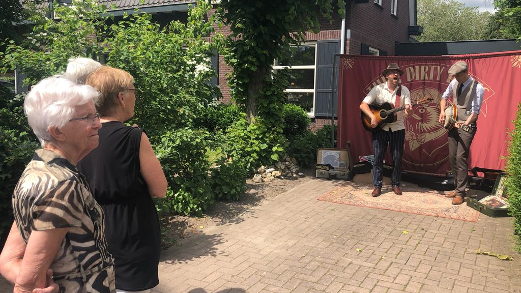 Foto: Them Dirty Dimes geven kort optreden in Nunspeet