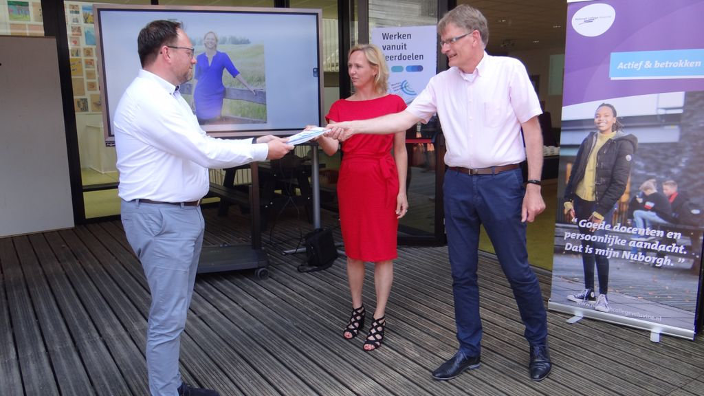 Foto: Eerste boek ,Werken vanuit leerdoelen’ voor Nuborgh college Veluvine
