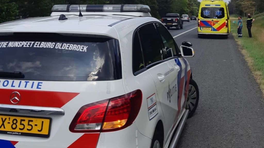 Foto: Patiënt geboeid in ambulance naar ziekenhuis gebracht