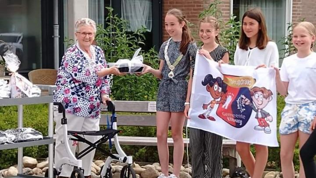 Foto: Jeugdraad Elburg deelt pannenkoeken uit aan bewoners verzorgingshuizen