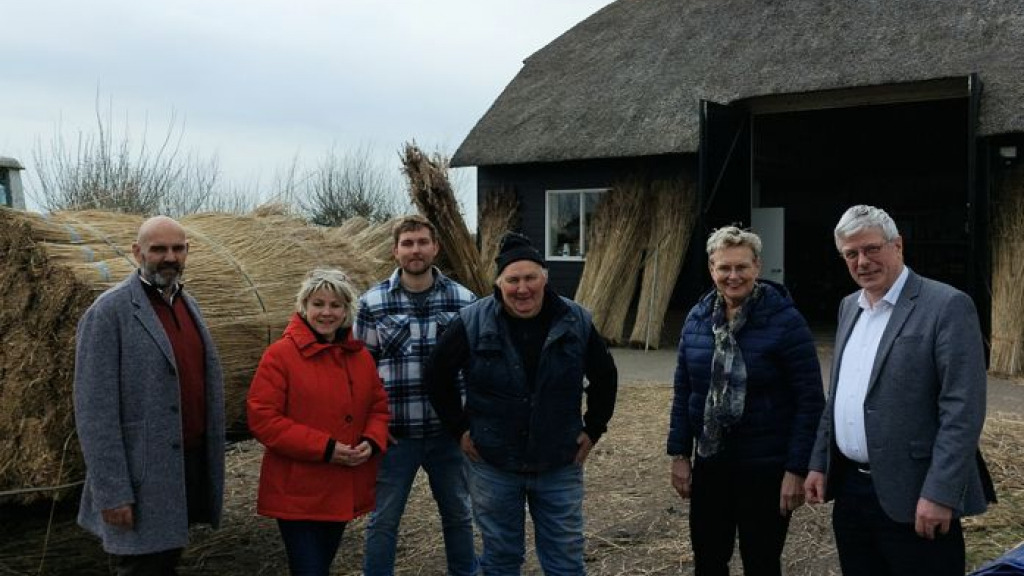 Foto: College van B&W op werkbezoek bij Rietsnijderij in Noordeinde