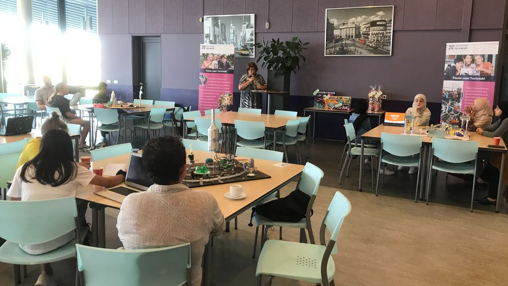 Foto: Drie scholen knutselen erop los voor een mooi legopakket