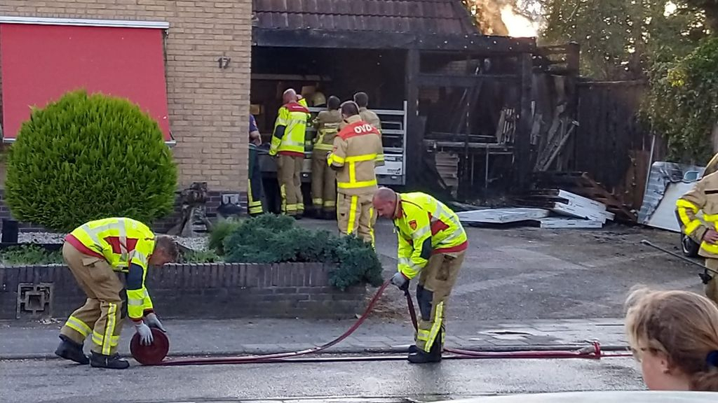 Foto: Brandweer voorkomt dat brand carport overslaat naar woning