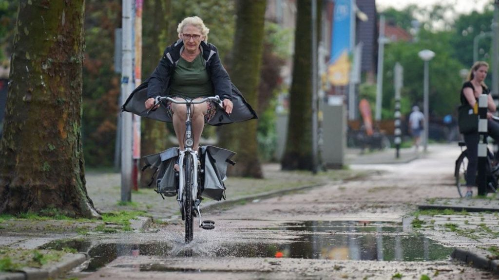 Foto: Er viel 43 millimeter regen in korte tijd in Deelen, op sommige plekken kelders leeggepompt