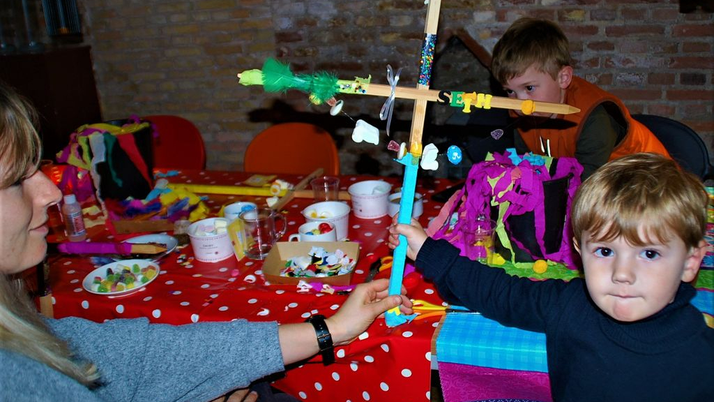 Foto: Kinderen maken traditionele Palmpasenstok