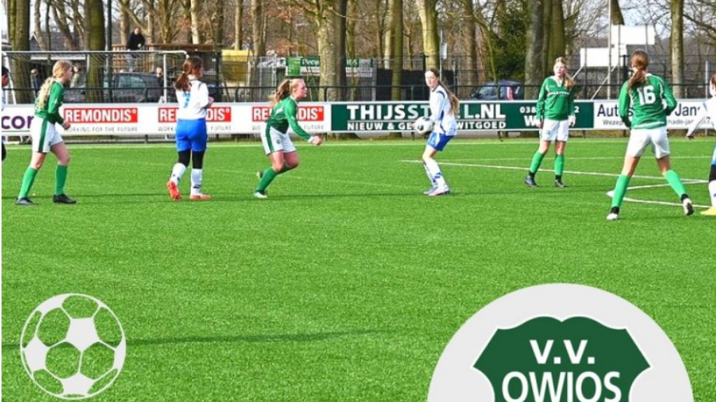 Foto: Open voetbaltraining bij OWIOS voor meisjes