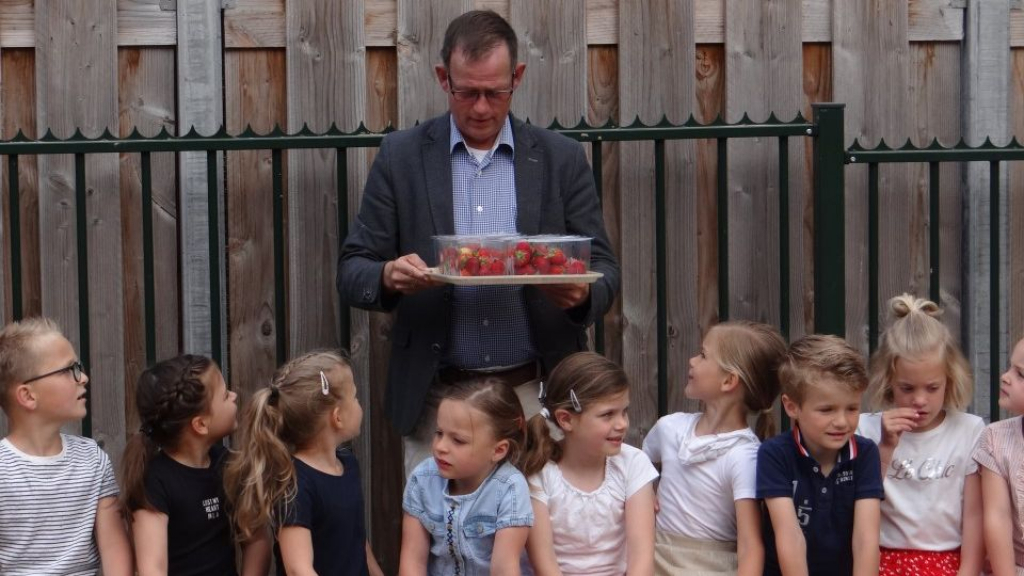 Foto: Elspeetse school laat aardbeien groeien op schoolplein