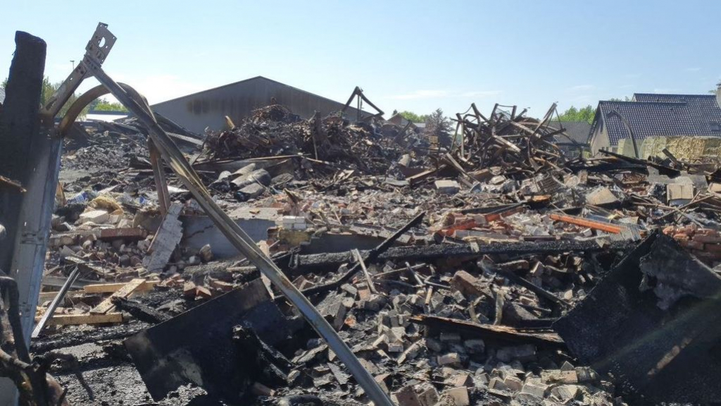 Foto: 'Alles was zwart', oorzaak brand bij zwembadenwinkel Oldebroek niet meer te achterhalen
